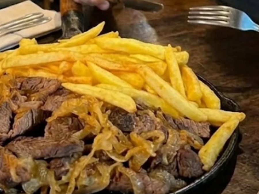 Porção de filé mignon com fritas e cebola